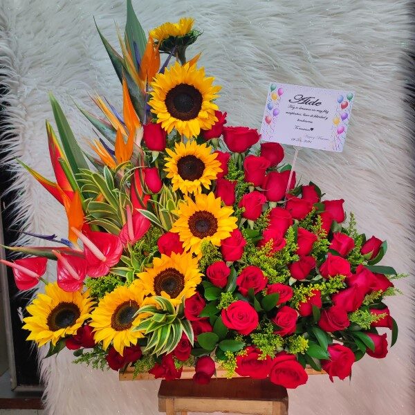 arreglos-florales-con-girasoles-y-rosas-rojas