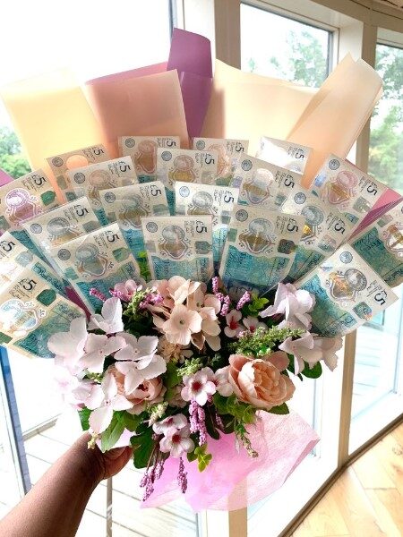 ramos-de-flores-con-dinero-dentro