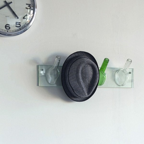 perchero-con-botellas