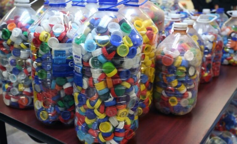 Reciclar Tapitas: Un Doble Propósito para el Bienestar y el Medio Ambiente